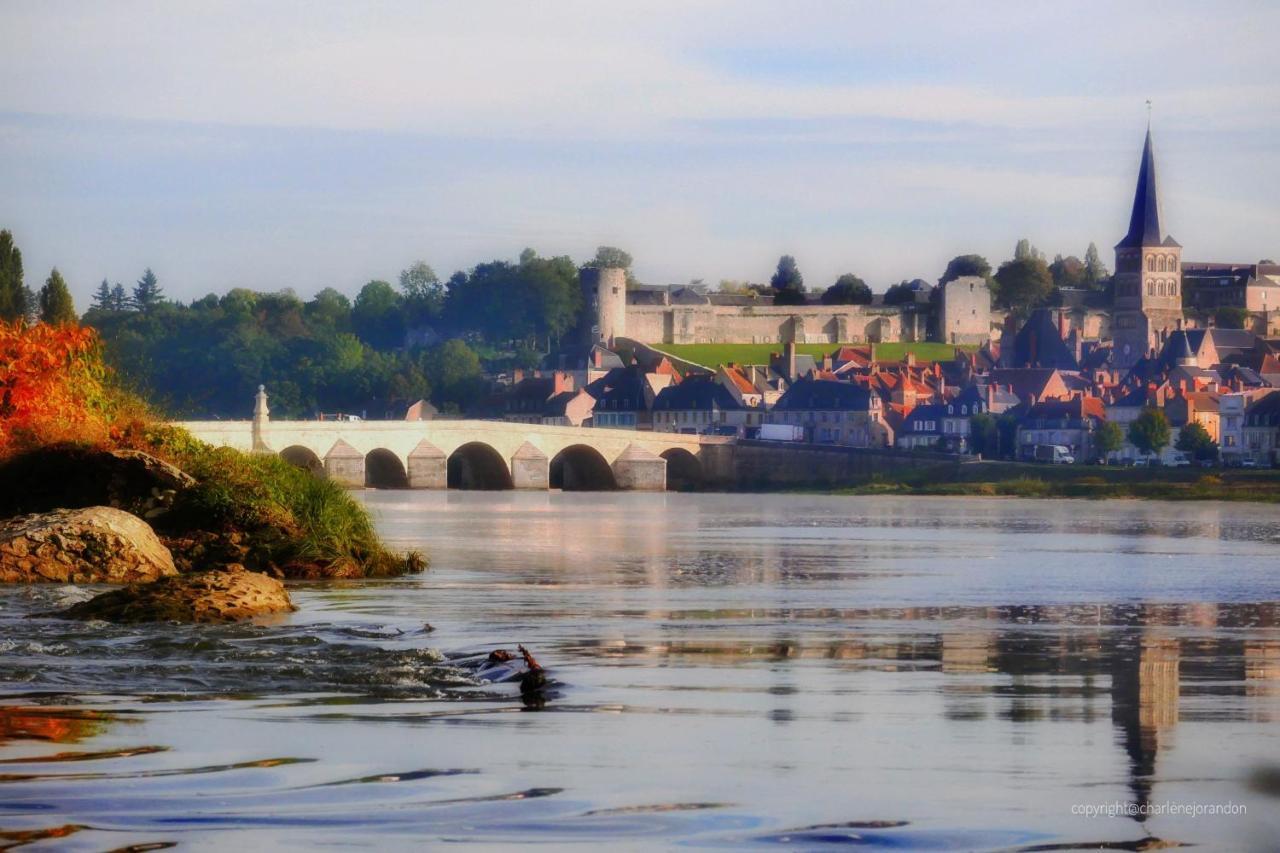 Larbrenville Gites Citadins En Centre-Ville Historique La Charite Bagian luar foto